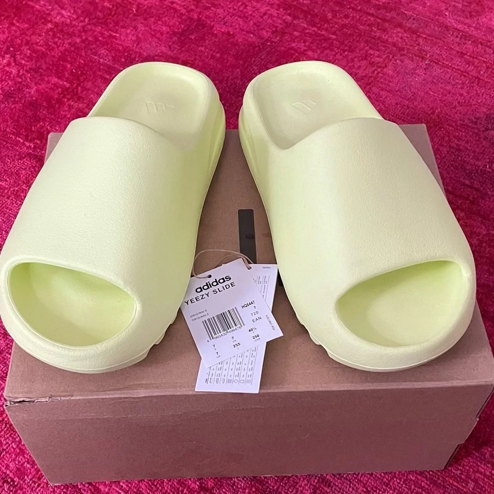 EUC sz 7 adidas YZY Yeezy Slides Glow Green